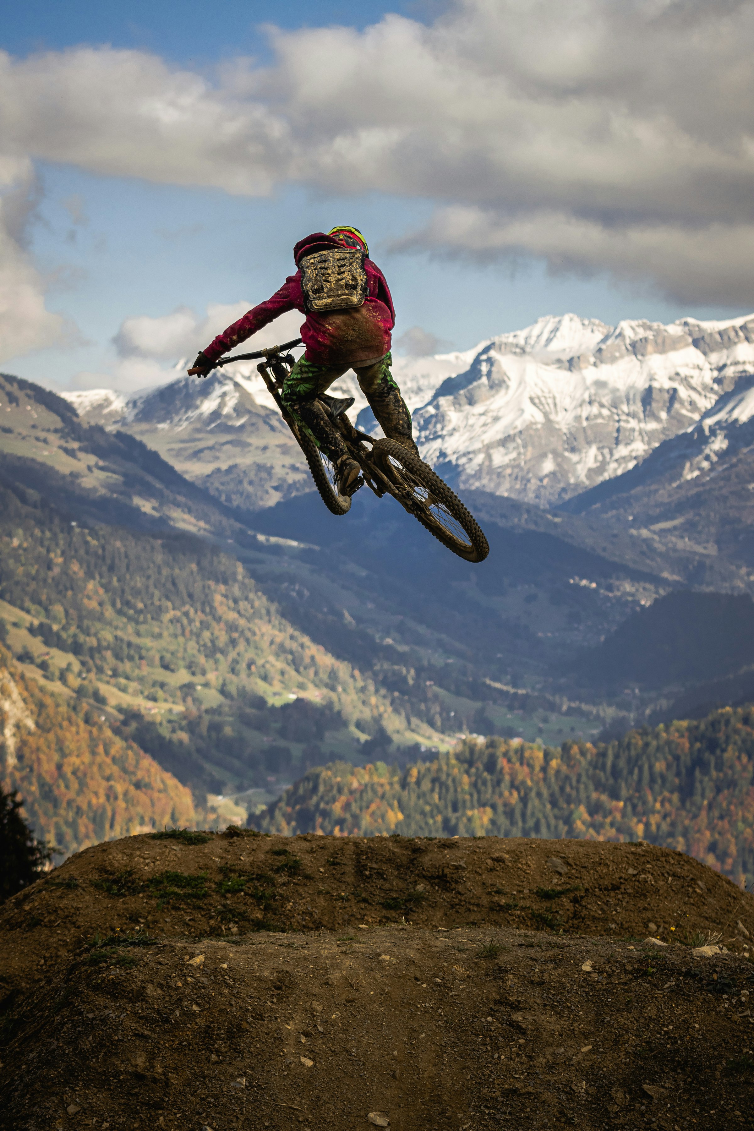 Ciclista de MTB bajando un escalón de roca